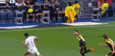 贝林厄姆无对抗情况下受伤离场，大腿后侧估计两周起步……贝林厄姆因伤下场皇马vs巴