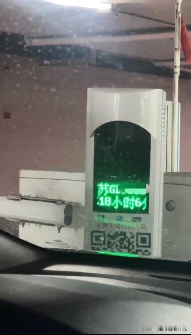 江苏苏州，男子带妻子送女儿来当地读大学顺便旅游，入住的是地标酒店360一晚，他们
