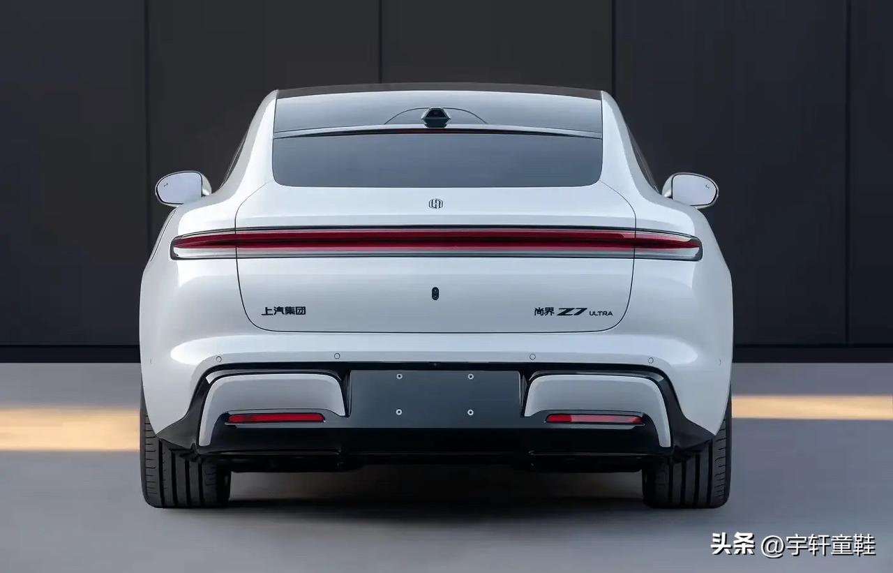 鸿蒙智行之尚界Z7这尾部是真帅啊！
不管技术如何，这外观设计绝对没有问题，不管是