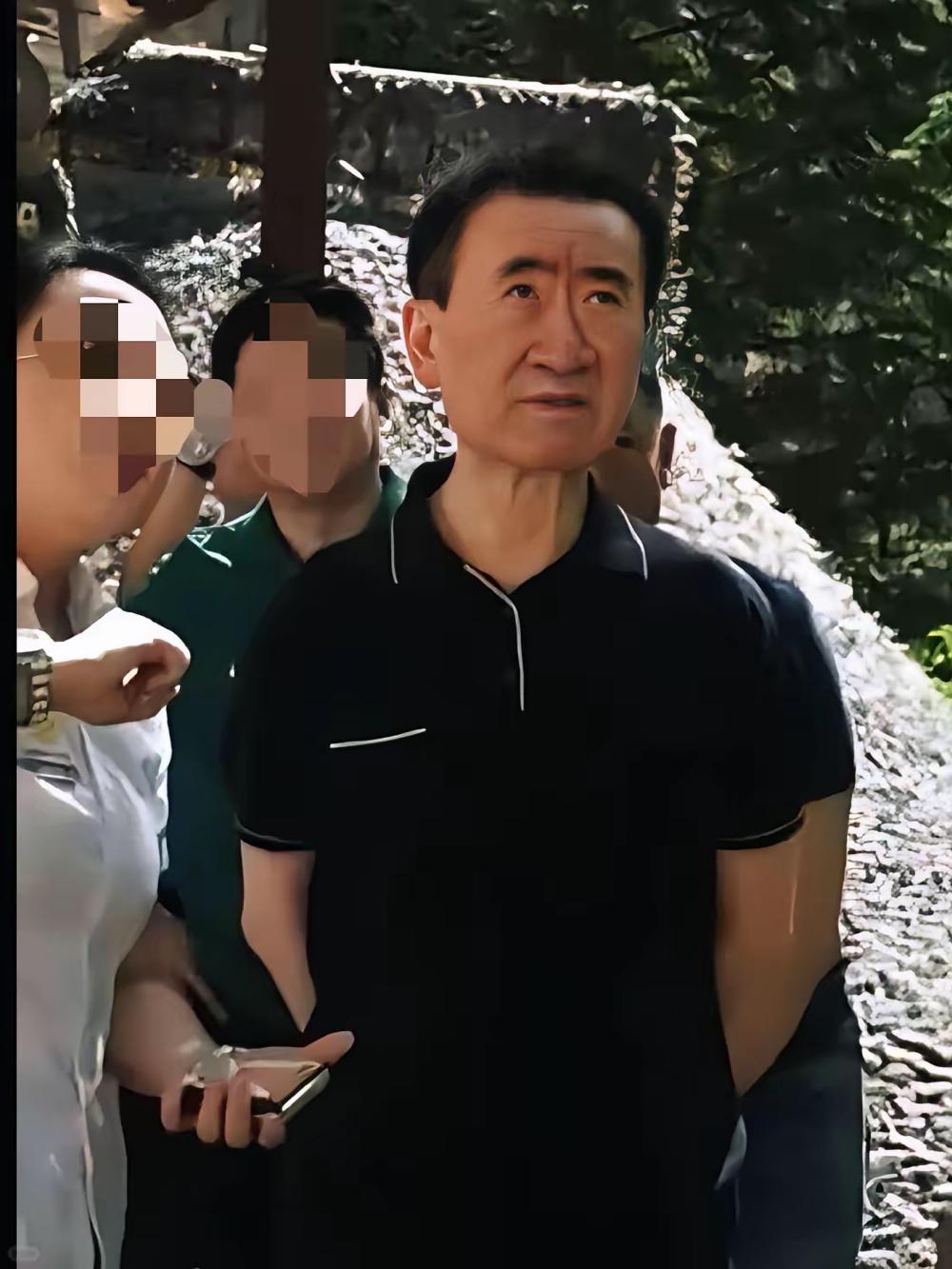万达工作的朋友一句话戳破偏见：
王健林哪是电视上那副严肃模样？
私下里
和蔼得像
