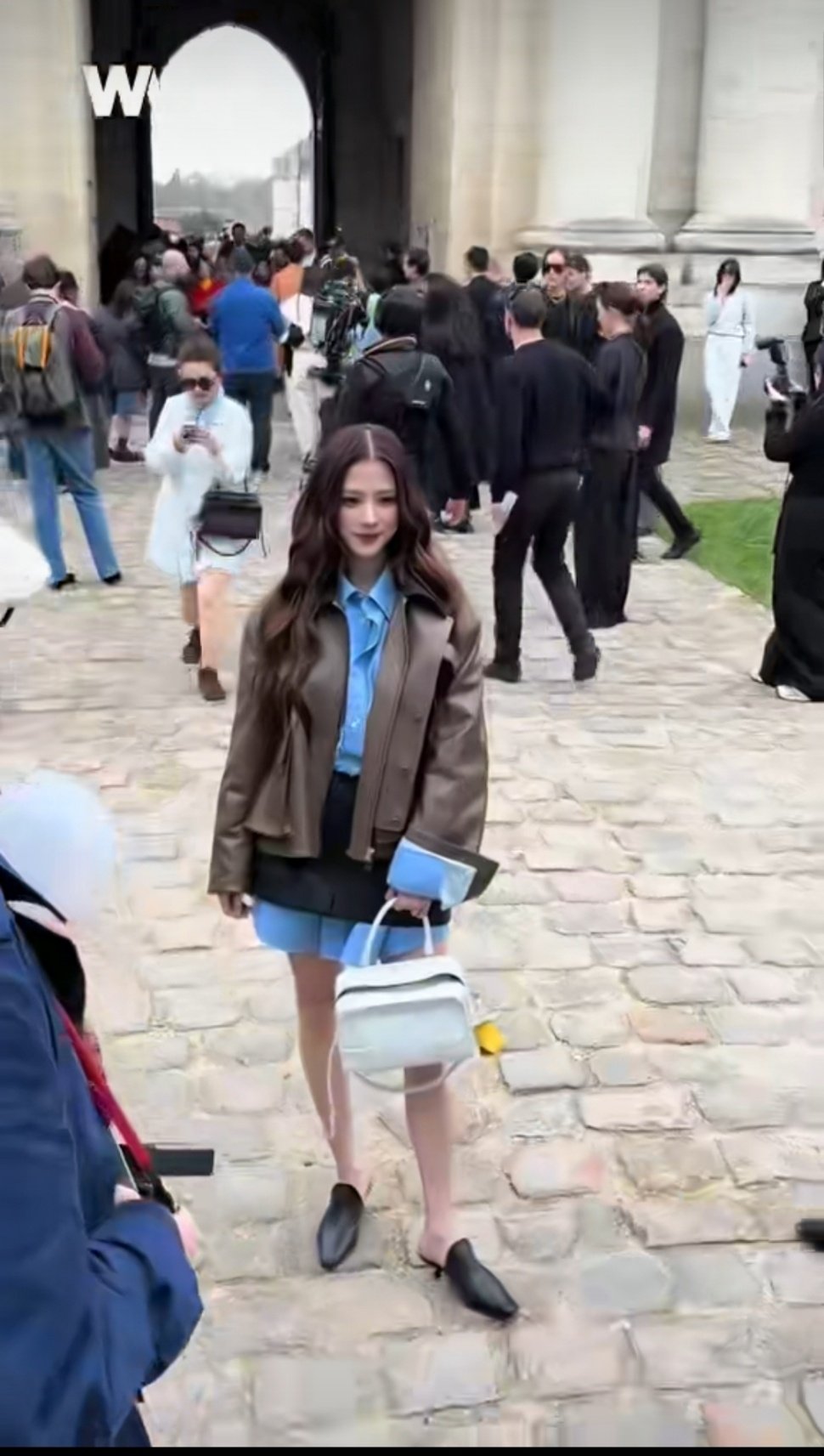 陈都灵小水同框陈都灵小水合照 罗意威秀场梦幻同框，陈都灵温柔注视小水，同框画面也