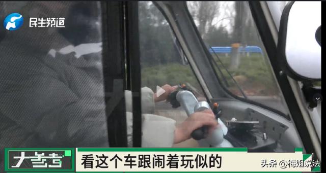 河南新乡，马女士骑着某品牌电三轮，行驶一段路后，捏了一下右刹车闸，刹车直接按到底