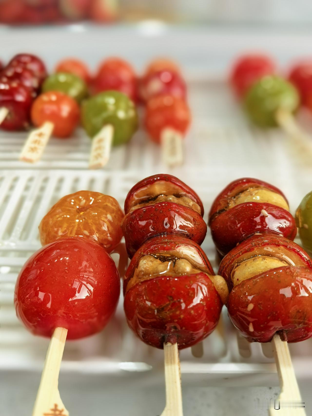 这是我在新疆国际大巴扎拍摄到的冰糖葫芦。人生就像一串糖葫芦，有时酸有时甜，但只要