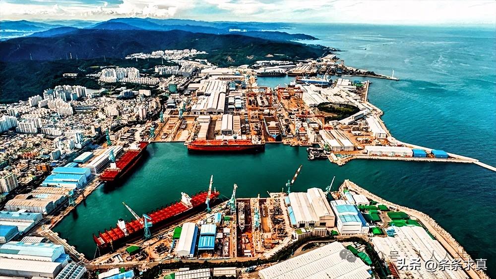 这两年的地缘冲突，让全球1/3的海运石油堵在波斯湾出不来。油轮被迫绕行好望角，单