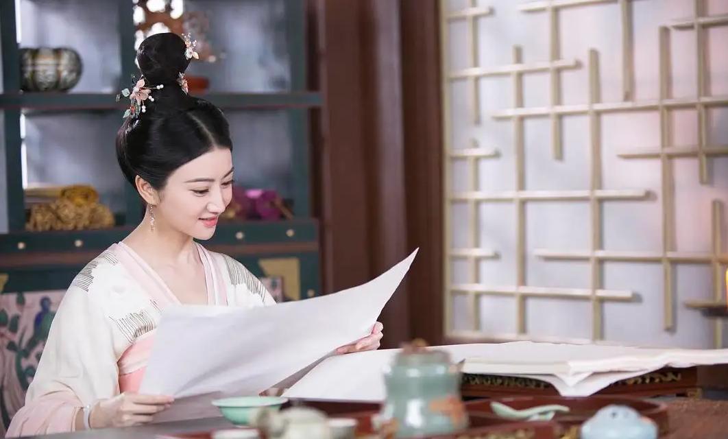 卧室内，元稹拉住妻子韦丛的手，未语脸先红。妻子明白其意，转身，手往云鬓上一摸，拔