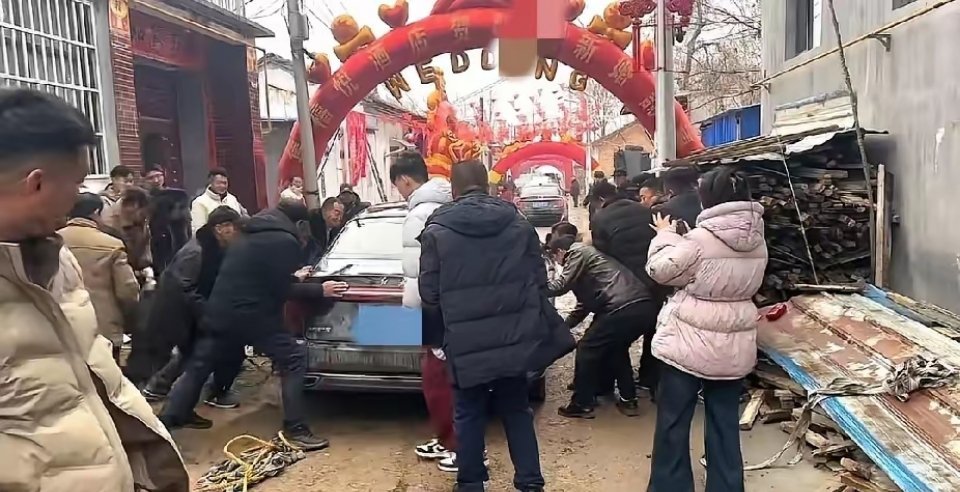 村里发小嫁人，接亲的是红旗头车。人刚上去，车就打不着火了，还出了一堆故障码。还好