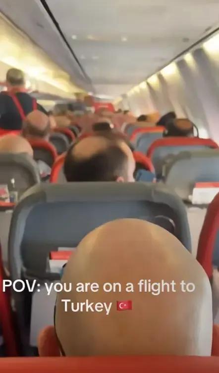 是列车出了轨，还是秃头撇了腿？[笑哭]