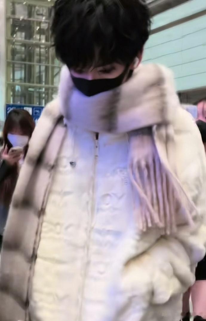 余宇涵直播的一句“峰峻先别来了，一个人做四个人的活”简直让人笑出声，这才叫实话！