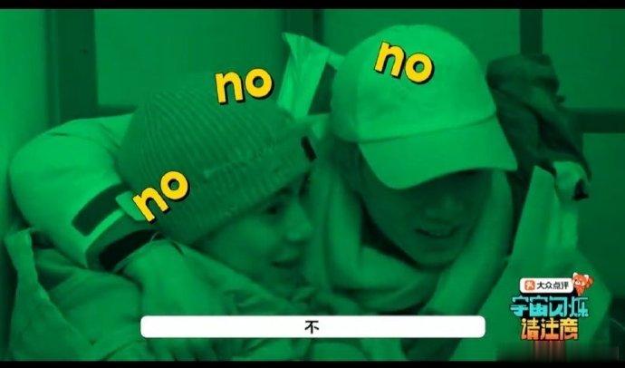 刘耀文把王鹤棣搂怀里了刘耀文保护王鹤棣暖心搂抱传递善意，刘耀文的守护姿态让人动容