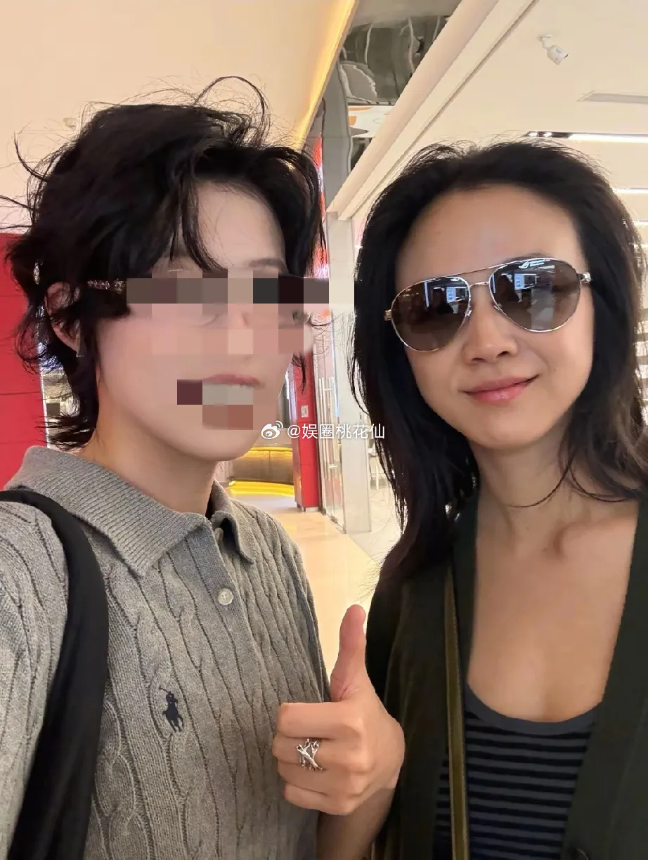 汤唯怕不是怀上二胎了吧，3月20日，倪妮在北京三里屯参加品牌活动，期间遇到了在逛