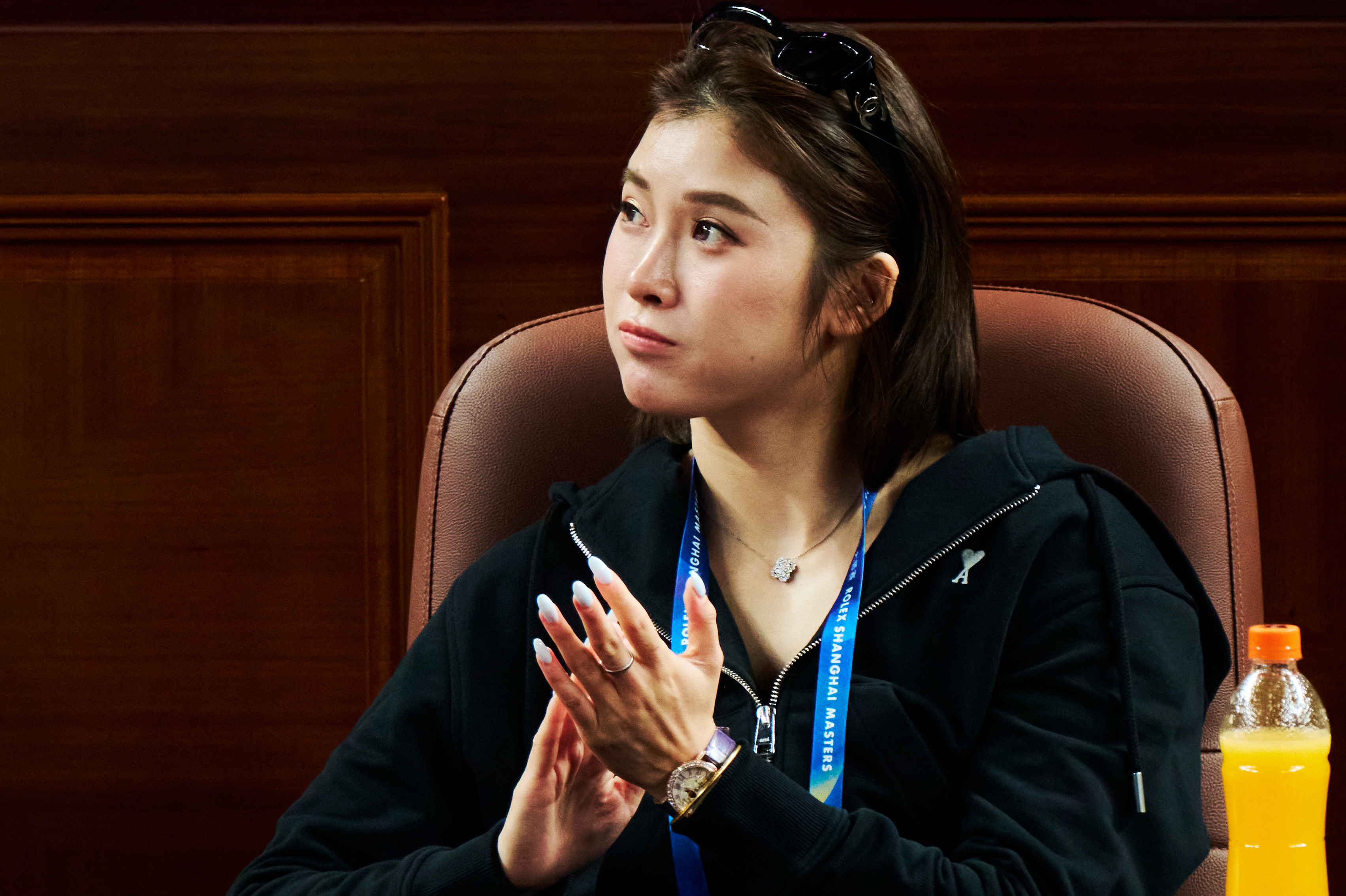 顶级网球赛的吴艳妮又萌又美还很飒！陪伴妈妈的妮儿很贴心很可爱。2026年10月1