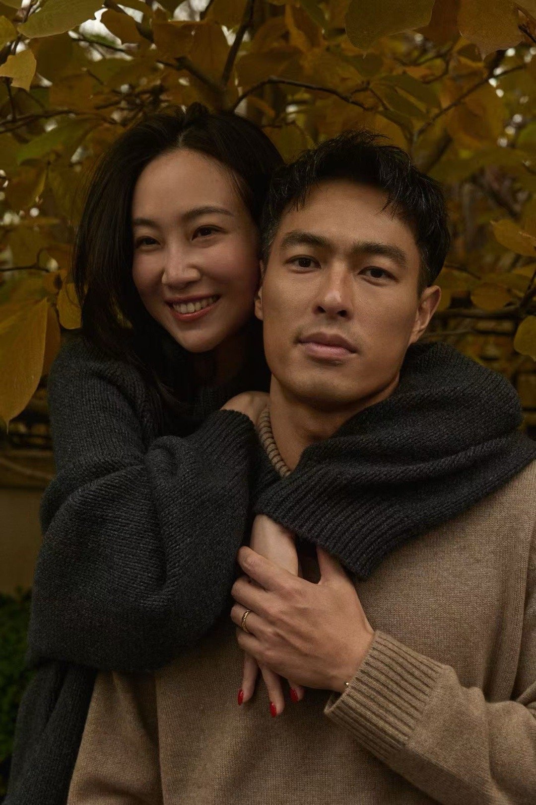 携Melinda参加活动，把秋日穿在身上！阿梅灰针织裹神秘，Yo卡其装藏松弛，不