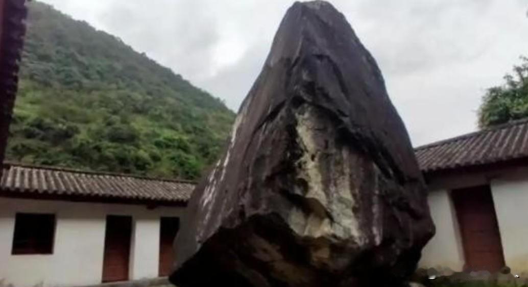 1983年，怒江一所中学内，突然从天上砸下来一颗重量高达500多吨，长约3米多高