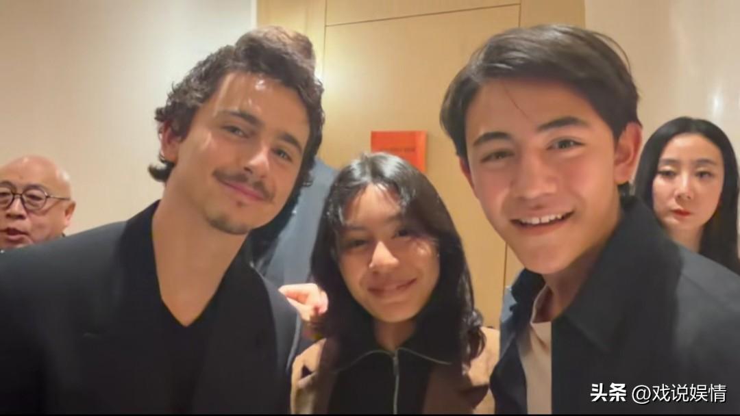 刘烨妻子带儿女追星！
刘烨妻子安娜真是一个不扫兴的妈妈。3月11日，电影《至尊马