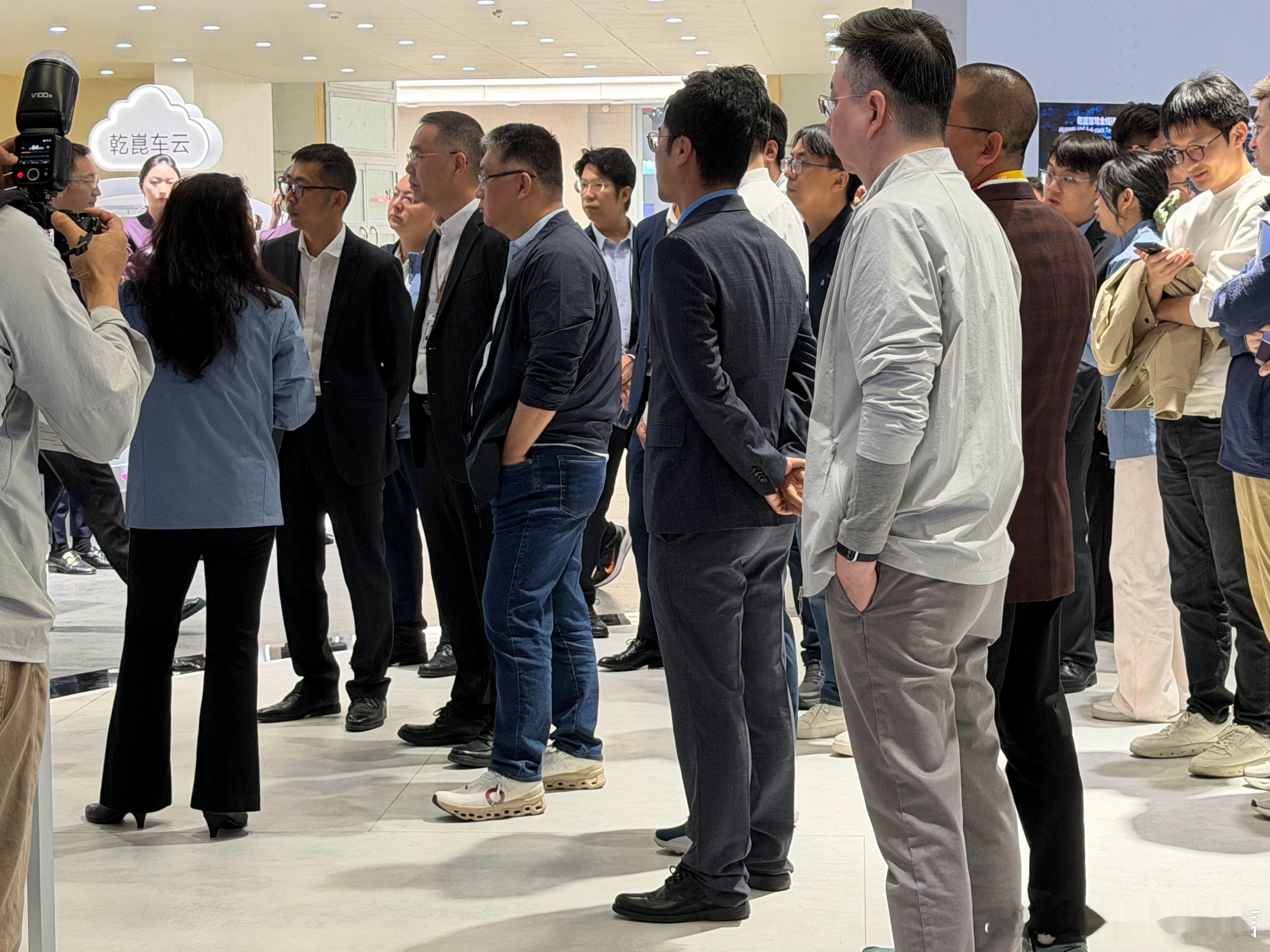 本届车展还未开幕，就看到上汽集团一众高管来到华为乾崑展台参观。据传，上汽和鸿蒙合
