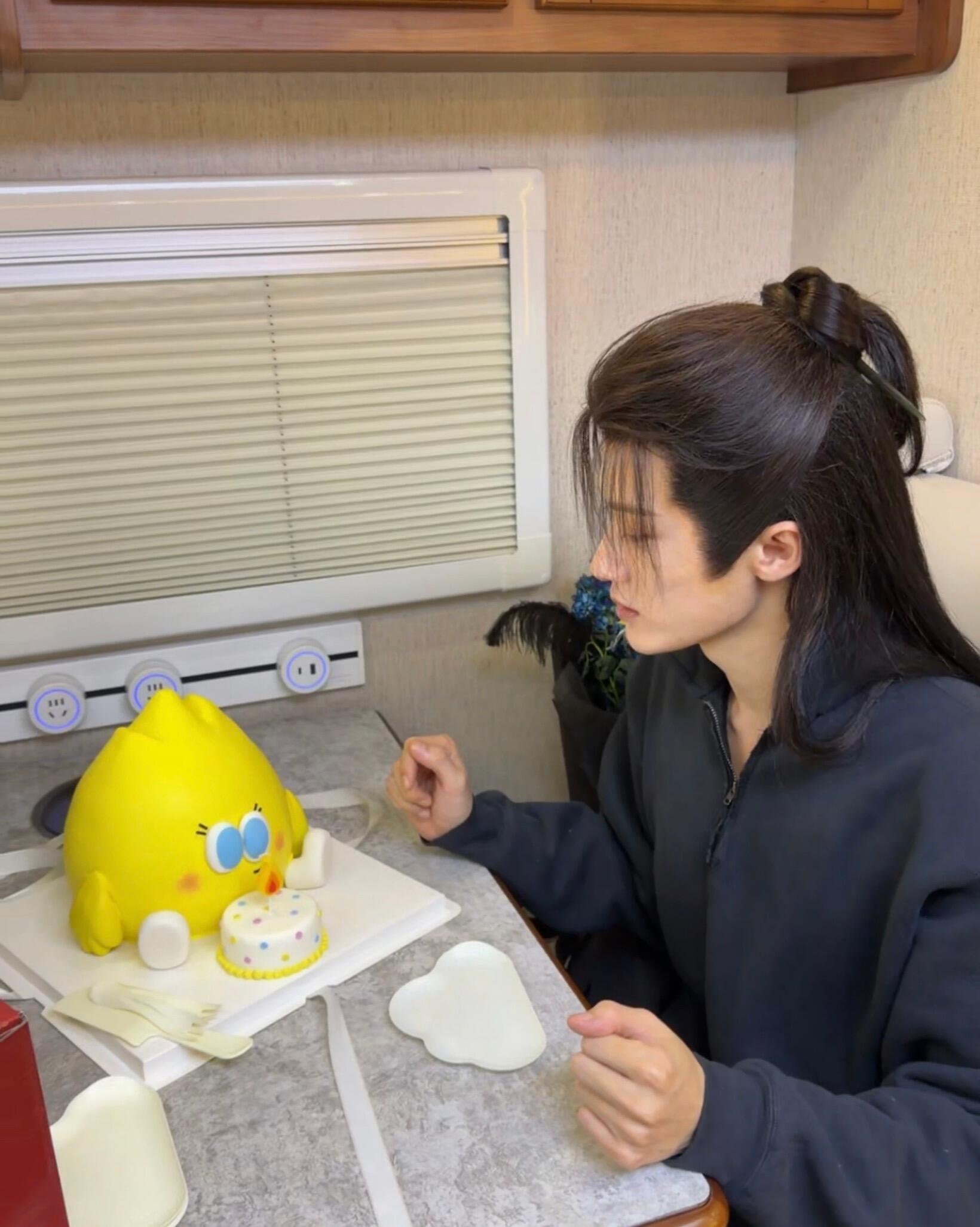 陪小炭火过生日的檀健次直播live图这个状态，很不错吧？ 