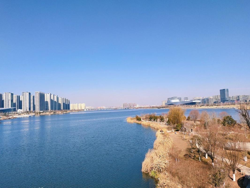 灞河不仅是一条河流，更是秦穆公野心与遗憾的见证。公元前624年，秦穆公为报“崤之