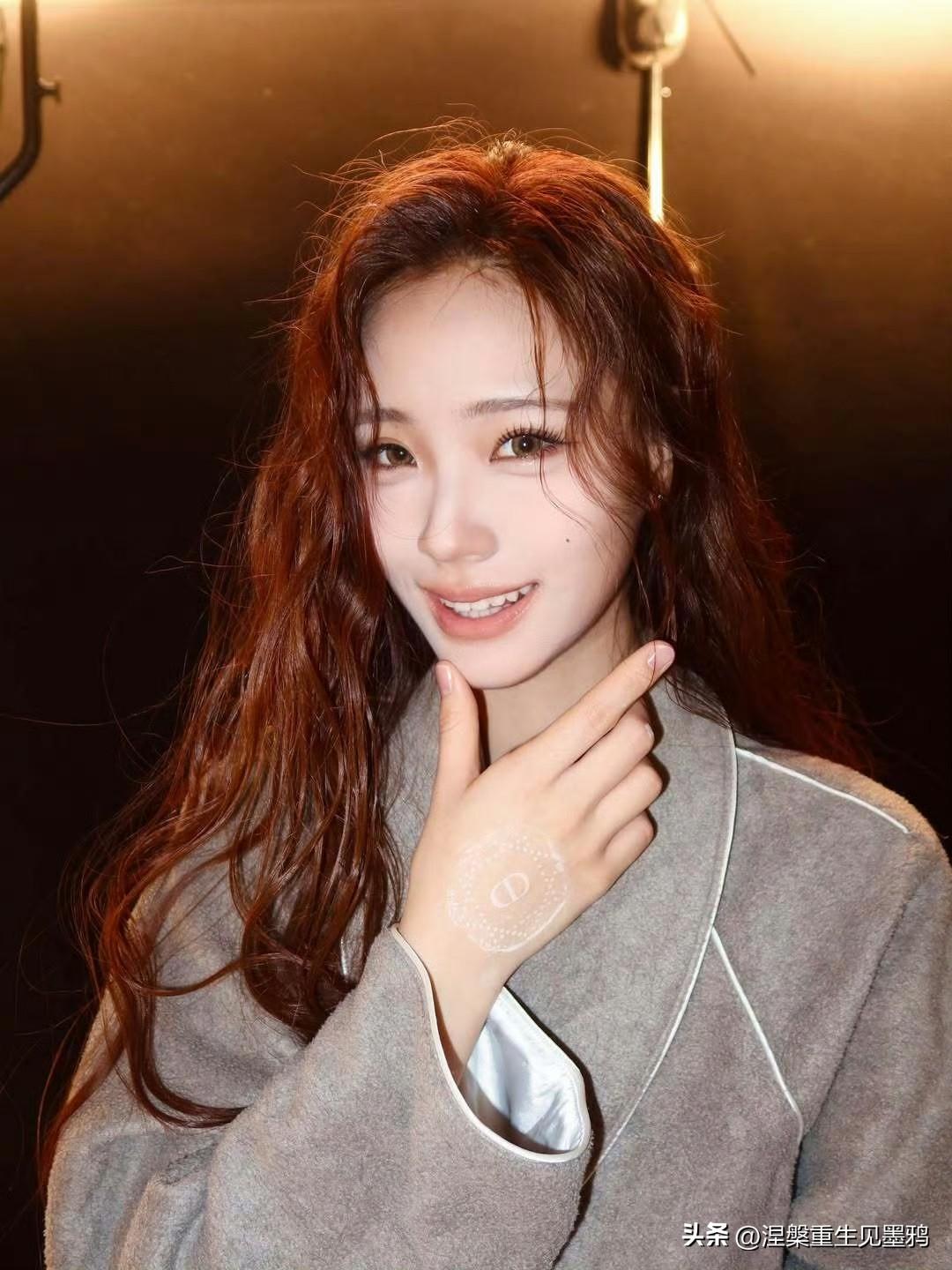 小S二女儿Lily居家随拍曝光，浴袍红卷发氛围感拉满，灵动甜笑完全长在了审美点上