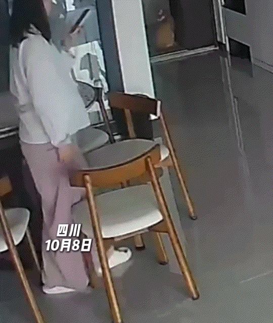 “虚惊一场！”10月9日四川，一对年轻夫妻在家时，这老公在上厕所，而孕晚期的老婆