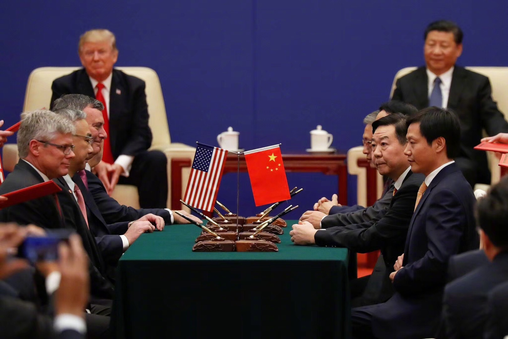 其实九年前特朗普首次访华，国宴邀请的中方企业家里，也有雷军。 