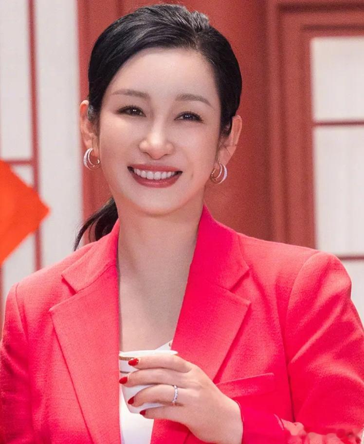 秦海璐的儿子本来很乖，不哭不闹的，不料她每次拍戏回家一抱儿子，他就一直哭个不停。