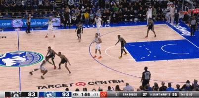 NBA赛场镜头：爱德华兹华尔兹脚步，晃晕众人，反篮命中！
   爱德华兹篮下华尔