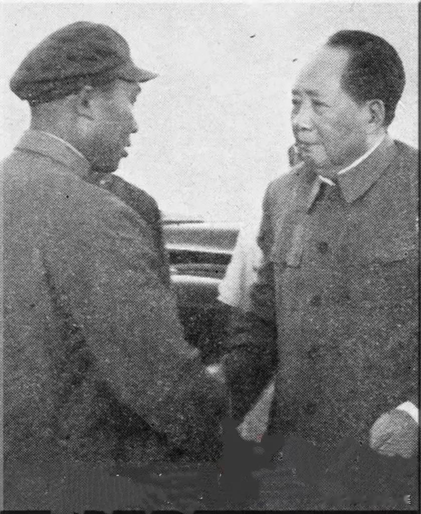 1964年6月15日，北京西郊射击场，毛泽东主席在观看完全军“大比武”军事汇报表