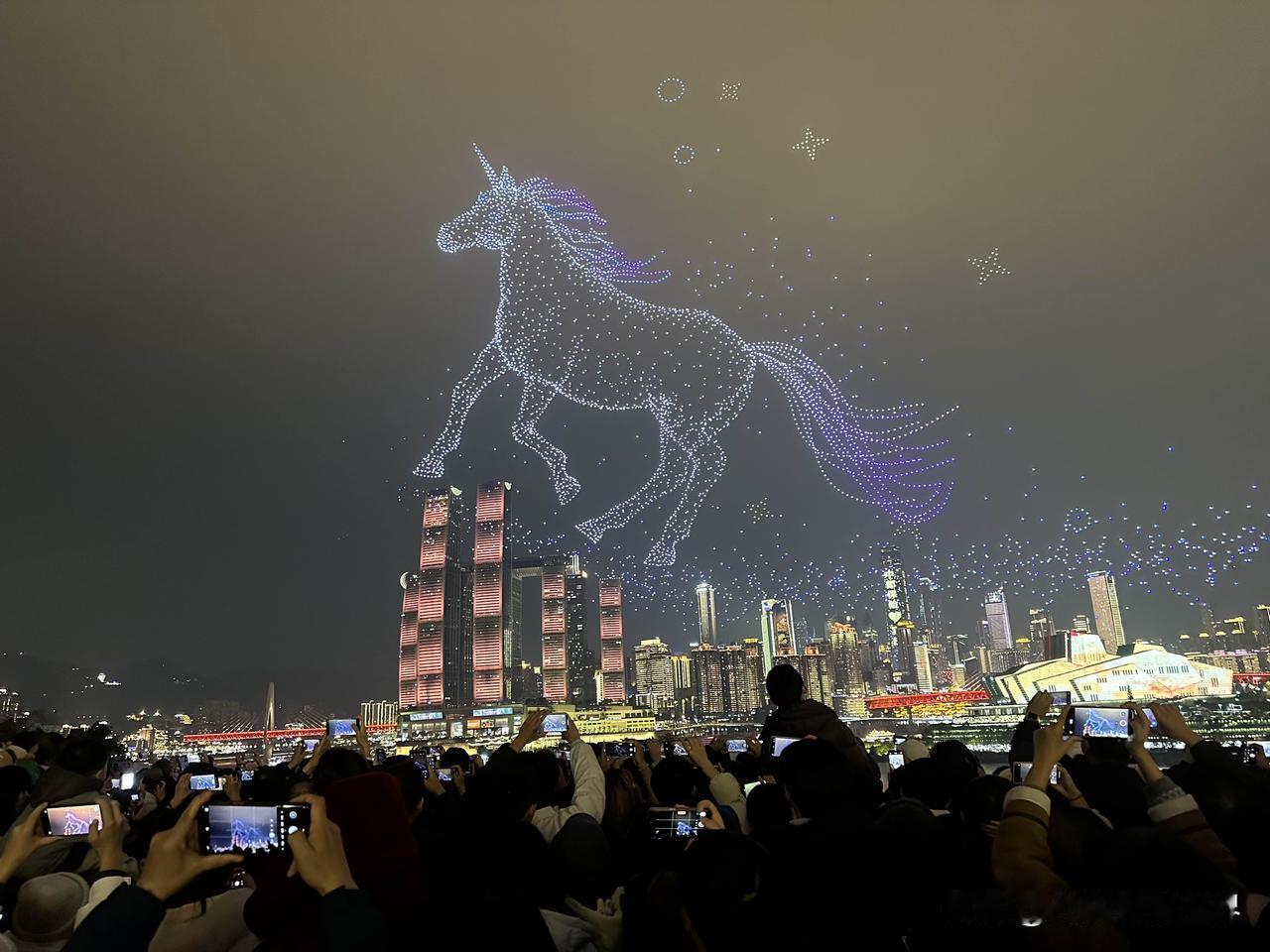 暂停了一天的重庆无人机灯光秀表演，今天晚上恢复正常啦！1月2日晚上8点半，大家非