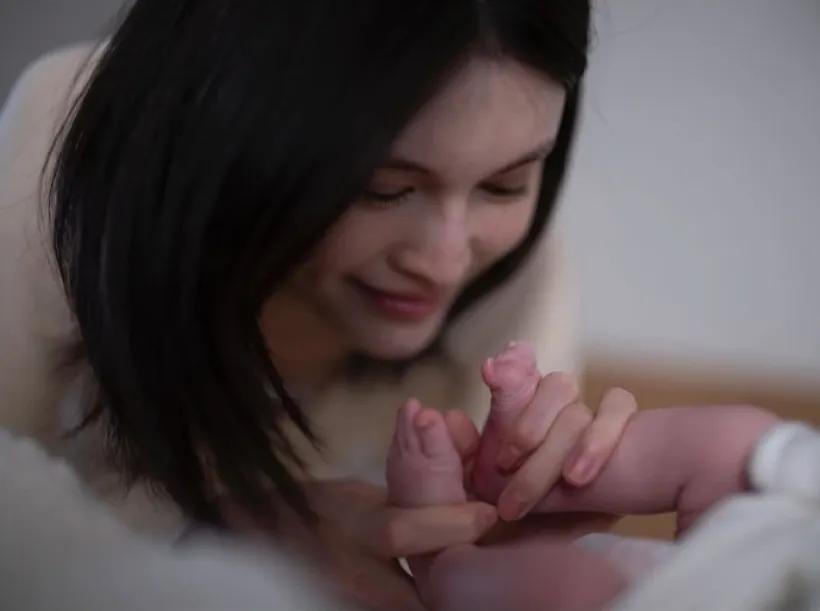 何穗新年晒儿子照片！
何穗在2026年元旦当天通过社交媒体首次公开了与丈夫陈伟霆