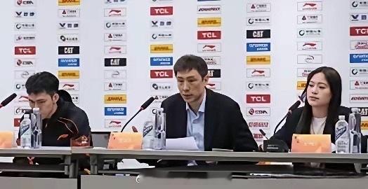 易立：盛赞庞峥麟勇于担起球队进攻重任，庞峥麟则感谢主教练信任。CBA常规赛第五轮