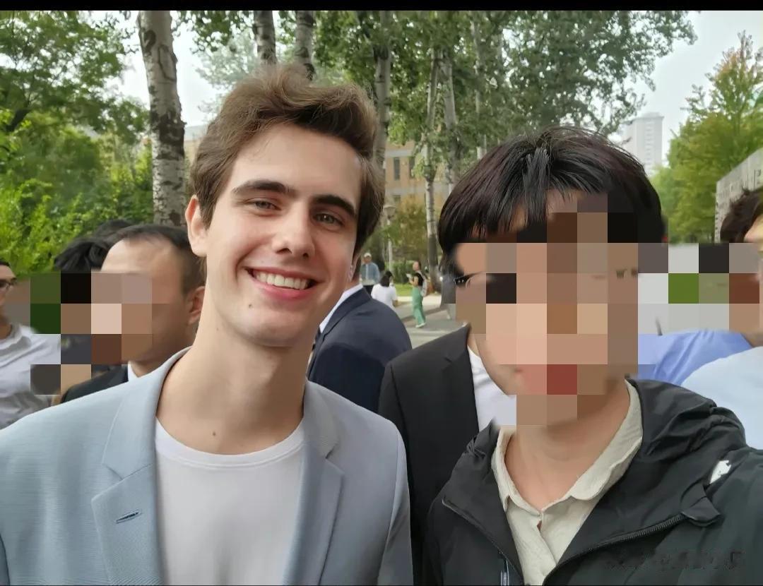 叙利亚总统夫妇的三个孩子都非常好看。
巴沙尔总统最帅的小儿子特别喜欢中国文化，战