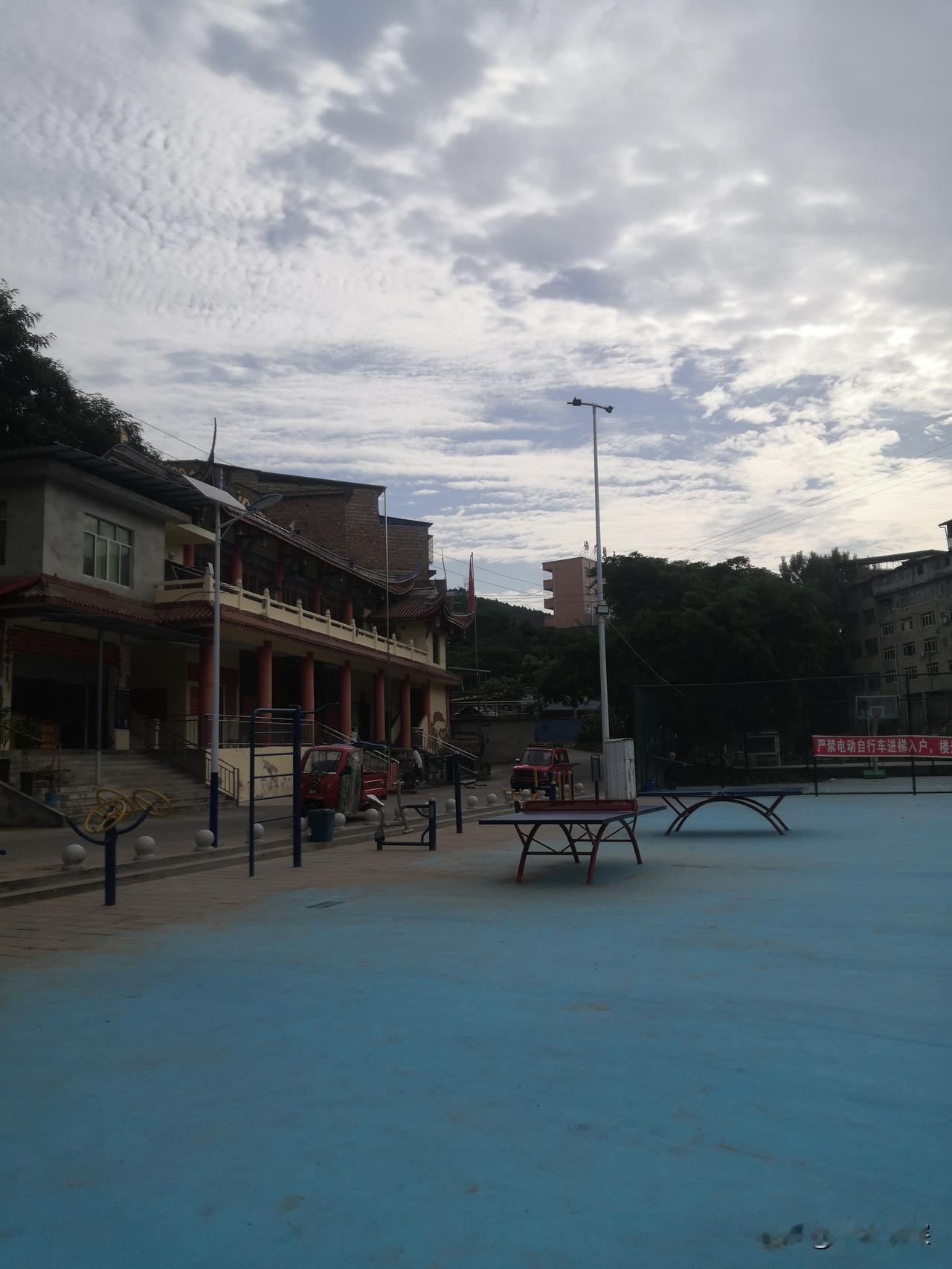 接受儿子找个大4岁的媳妇吗?农村人随便，只要有传宗级代的，但一般来说，还没有听见