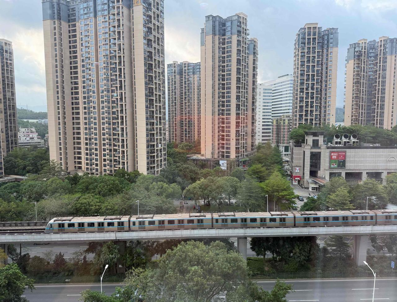 来深圳甲级写字楼学习，感觉特别好。

 特别是看到地铁，从脚下穿行而过，有种居高