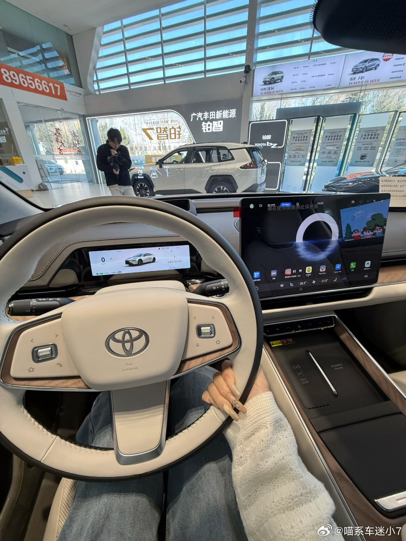 铂智7探店拍摄ing～又被种草了，主打见一个爱一个（get到了秀美甲的新招式） 