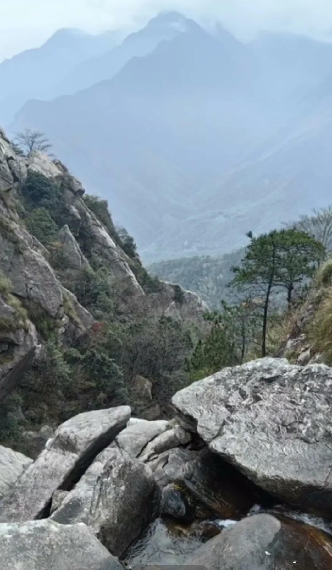 山间清泉潺潺，云雾缭绕如仙境。登山后的美景 山间美景😜 山边云雾之美 山景上的