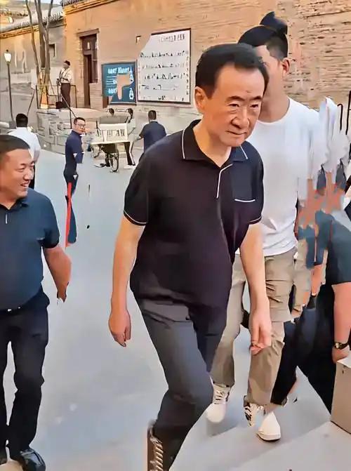真的假的啊，看报道说，老王，王健林和万达被限制高消费了？只因为一个多小目标。具体