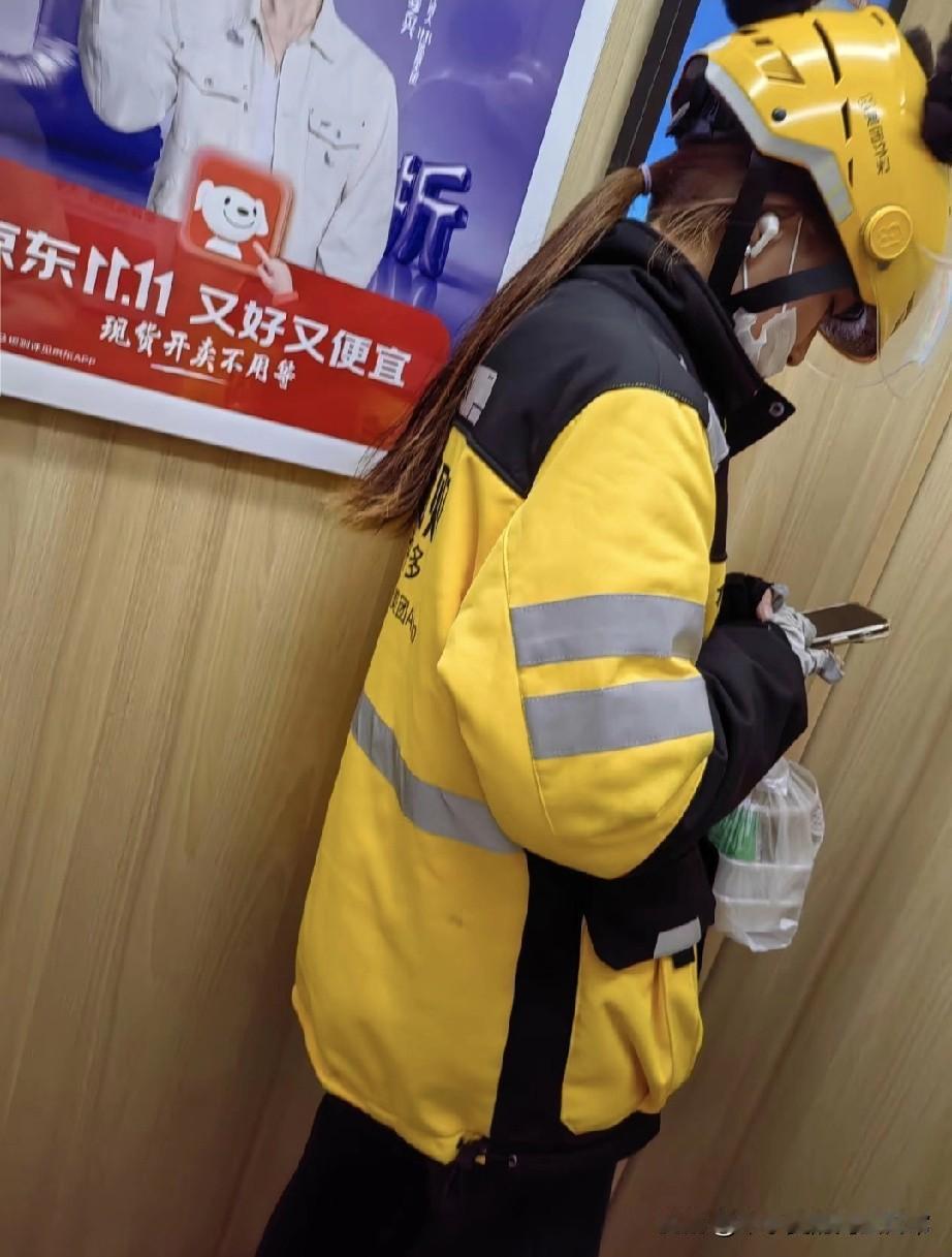 美女骑手跑外卖，有人说“可惜”，我却觉得一点都不！
 
电梯里碰到这位外卖小姐姐