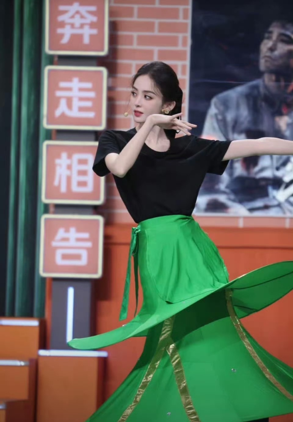 娜扎光是站在那里就已经赢得了比赛，只需略微出手就能把我迷的神魂颠倒