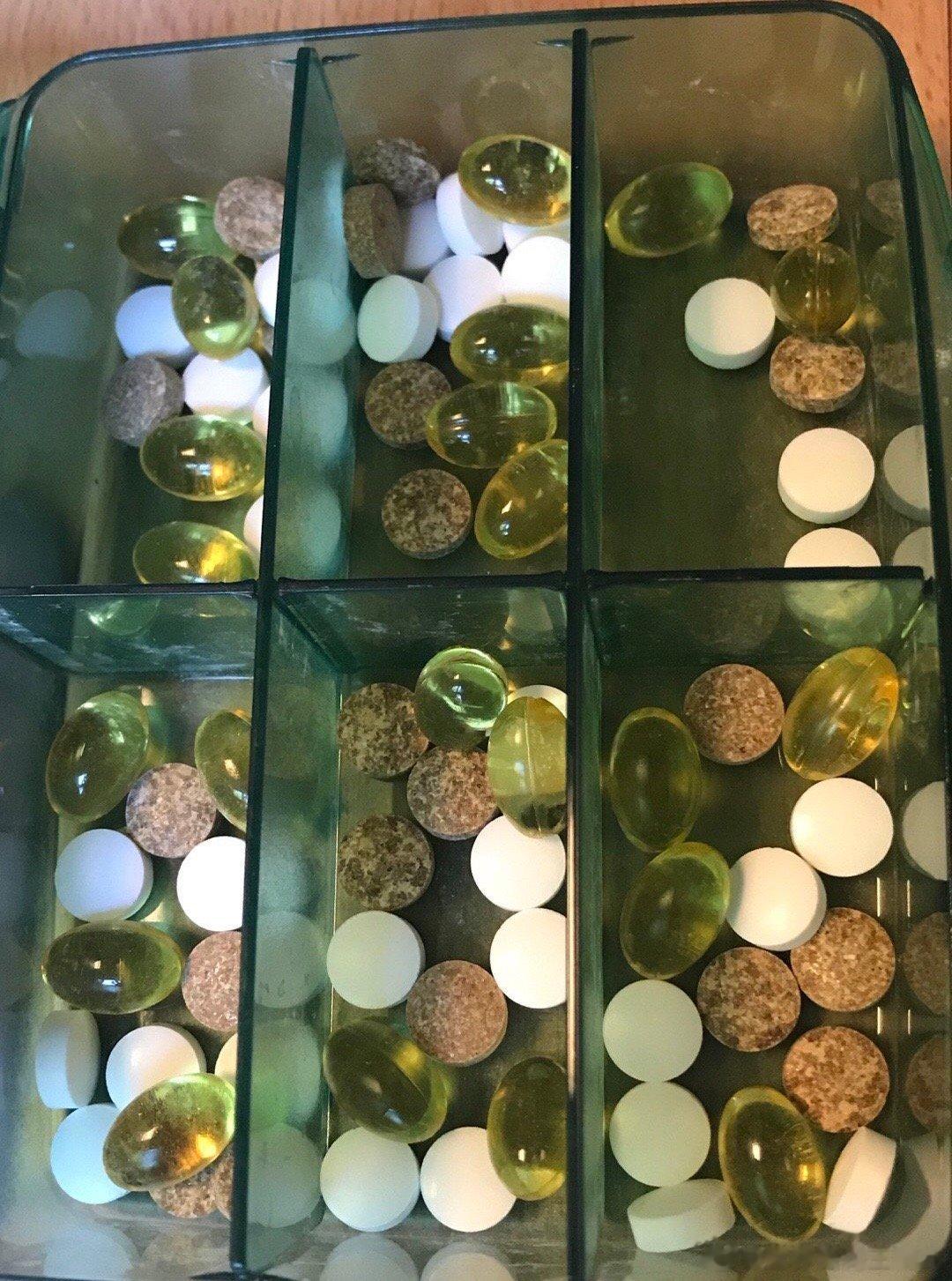 #黄圣依疑怀3胎#昨天门诊一位孕妈妈拿出一个精致的小药盒，给我看她一天要吃多少补