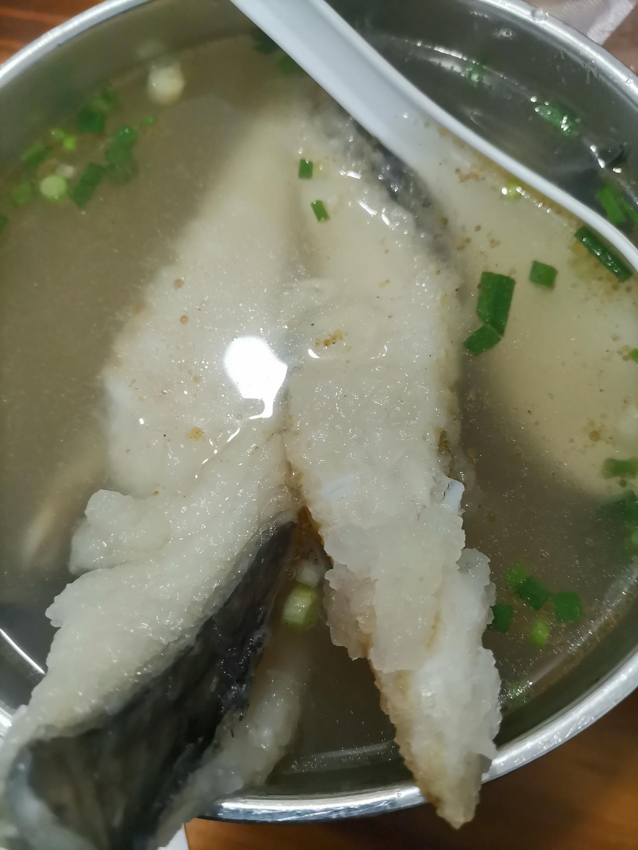 开饭咯，今儿尝尝长乐特色小吃鳗鱼骨汤和拌面。鳗鱼骨汤奶白浓郁，鳗鱼骨上还带着些肉