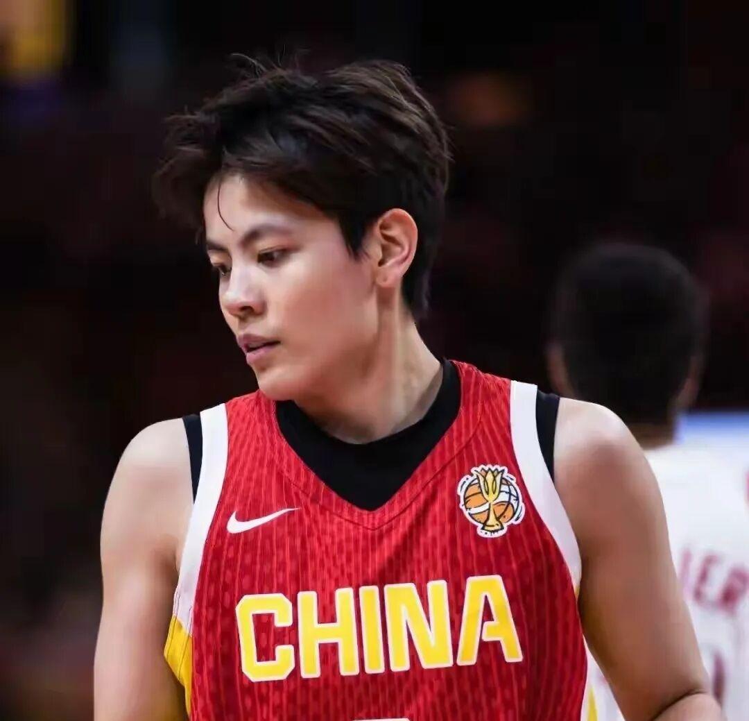 双星齐爆发！杨舒予全面输出，刘禹彤内线碾压无人可挡
 
这场比赛女篮能够轻松取胜
