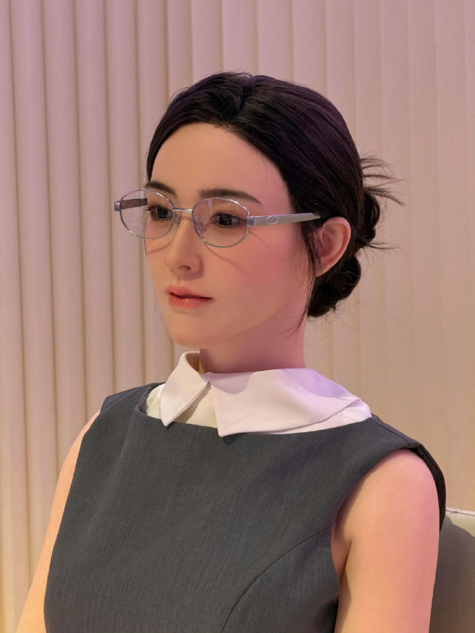 人形机器人的进化也太快了，之前还只是在表演叠衣服，而现在呢？你看这个，跟真人越来