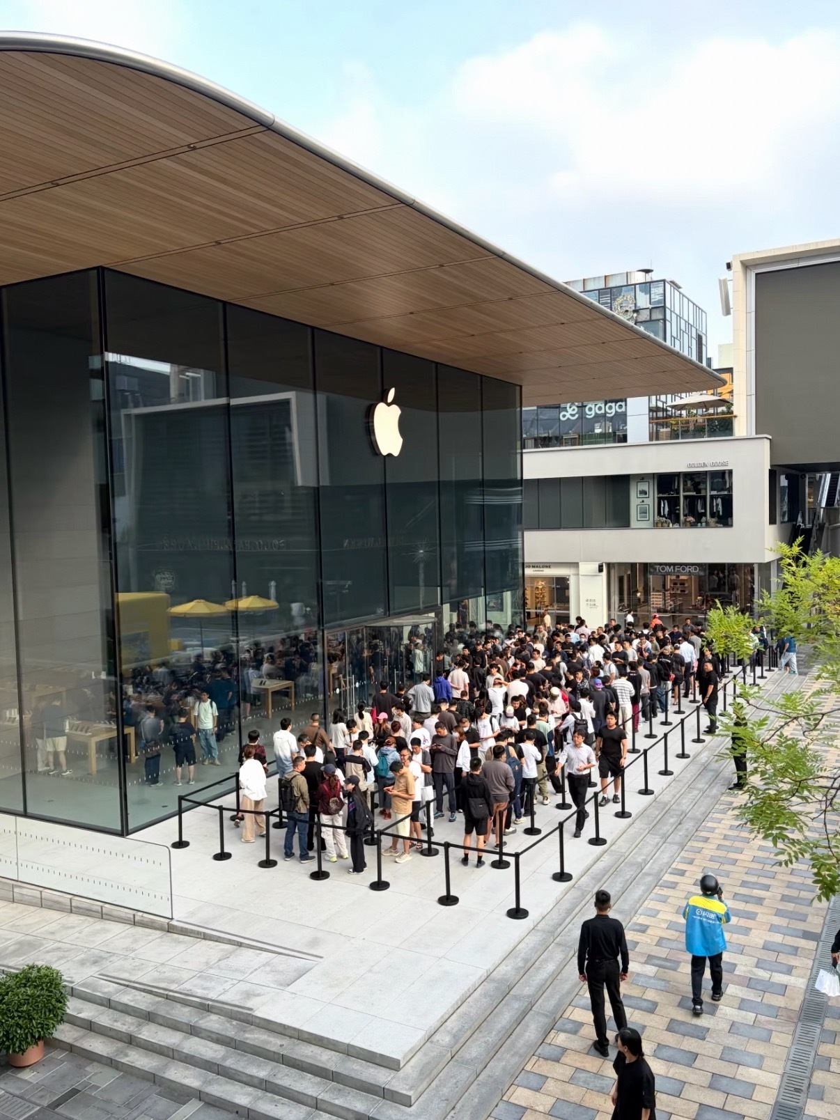今年 iPhone 18 系列又又又破发了，首发当天Pro Max普遍加价二三百