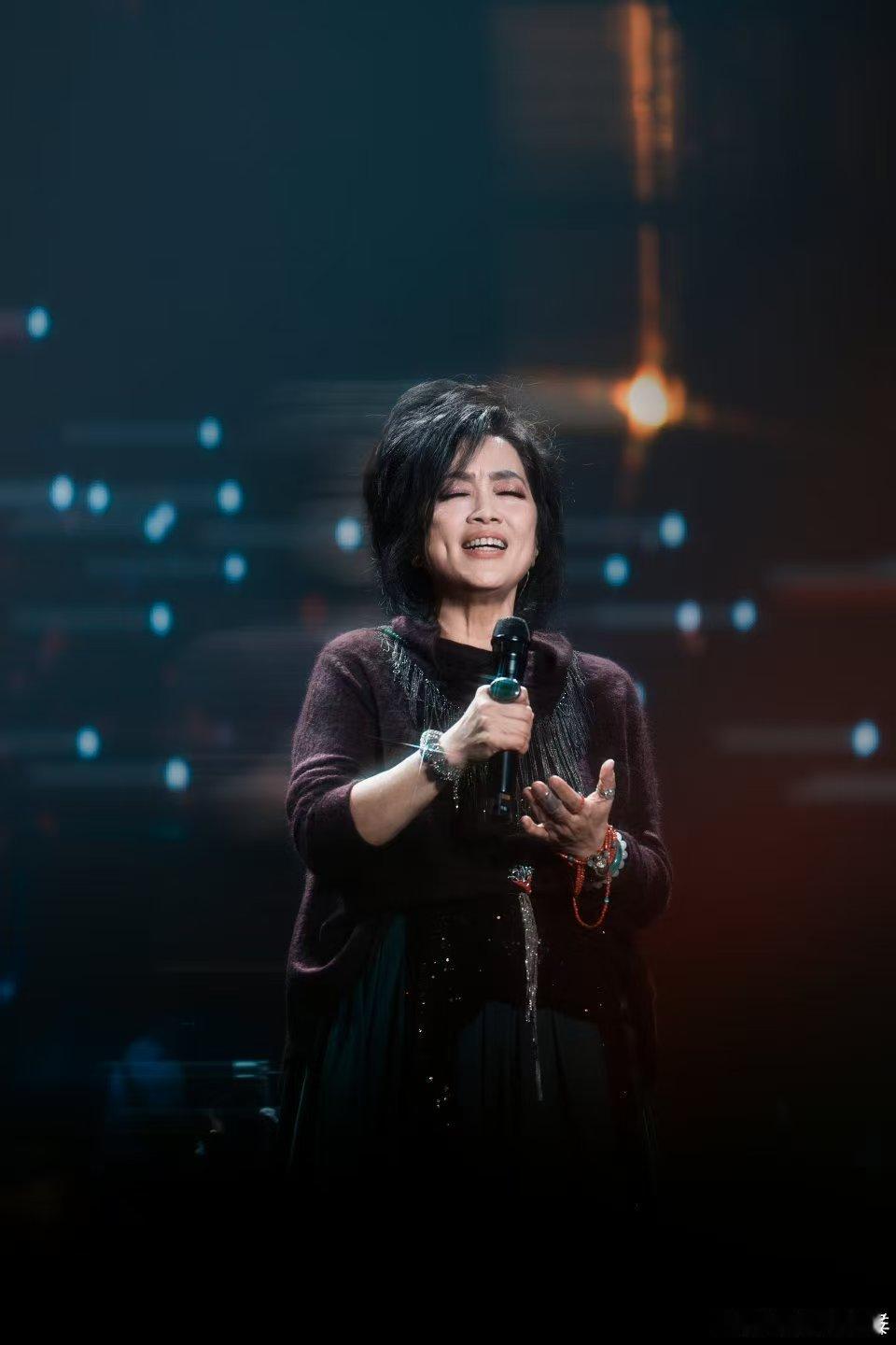 歌手直播齐豫歌手舞台掌声响起来听到泪目歌手2026 温柔与洒脱兼具，齐豫以独特唱