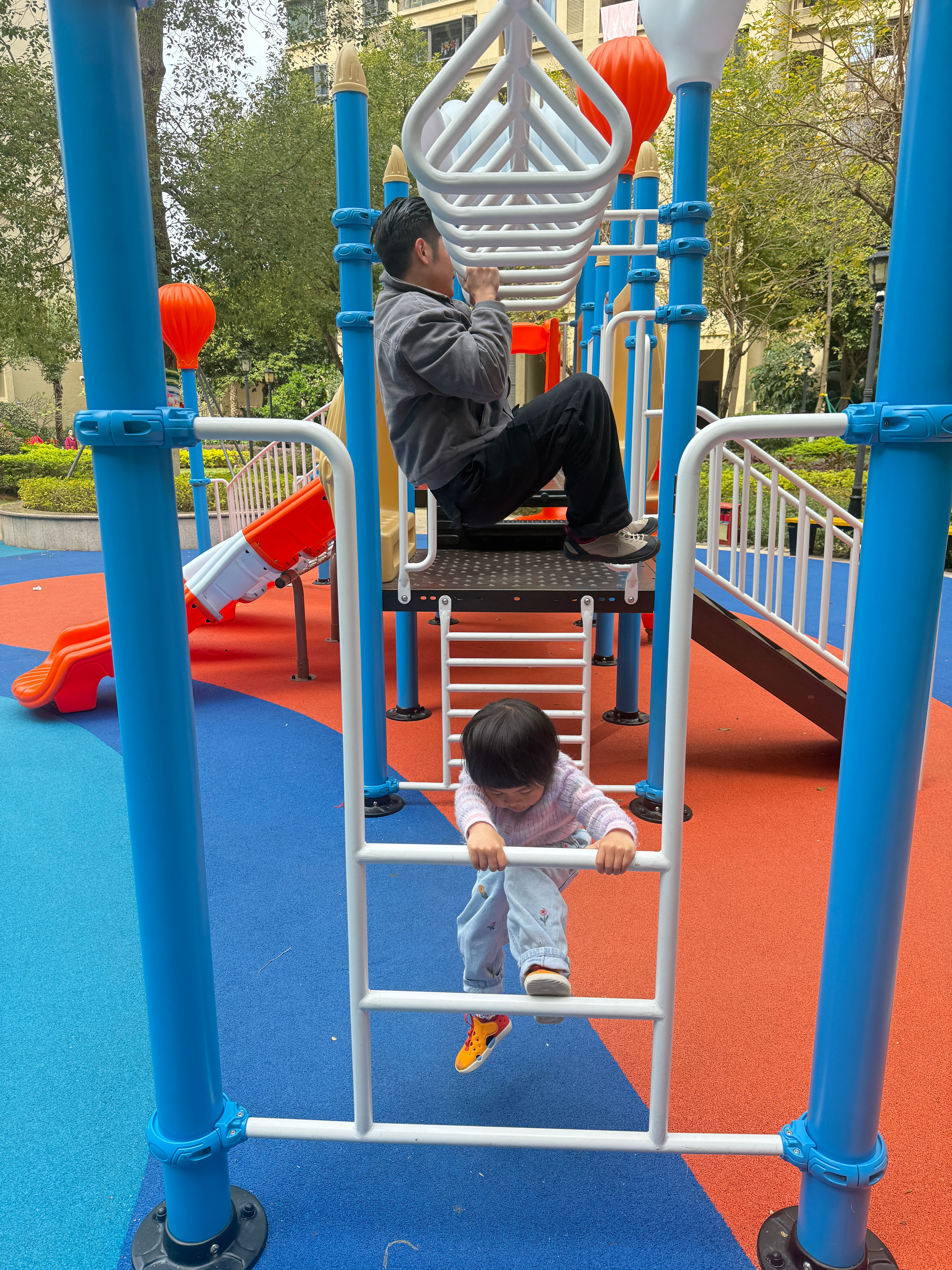 p人家庭出个门比登天还难，户外的地点随着时间的流逝一点点缩短从10公里外的野山到