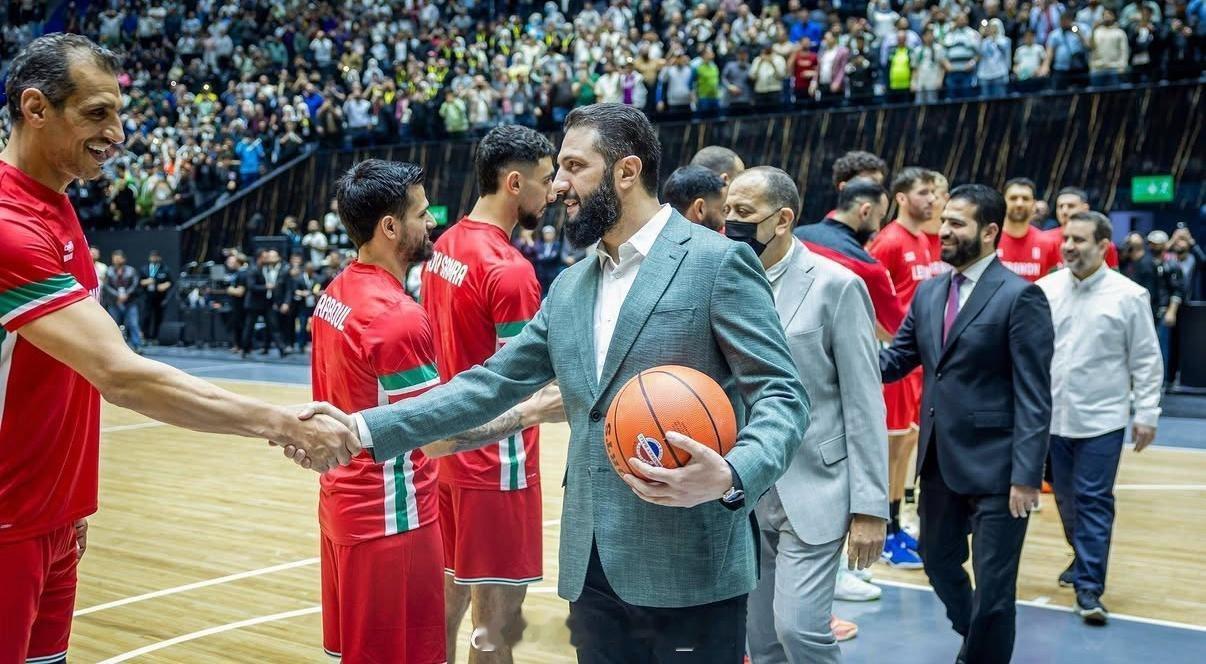 朱拉尼是真喜欢打篮球，昨天他出席了叙利亚与黎巴嫩的篮球国家队友谊赛。他表示自己从