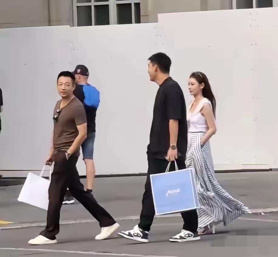 汪公子这趟法国行，
不是在购物的路上，
就是在看景点的路上，
到底是汪公子学到的