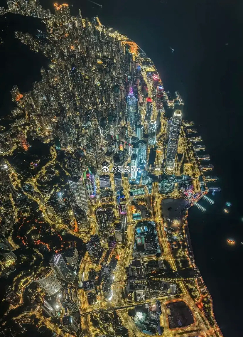 飞机上看到的，这是哪里？太繁华了吧 