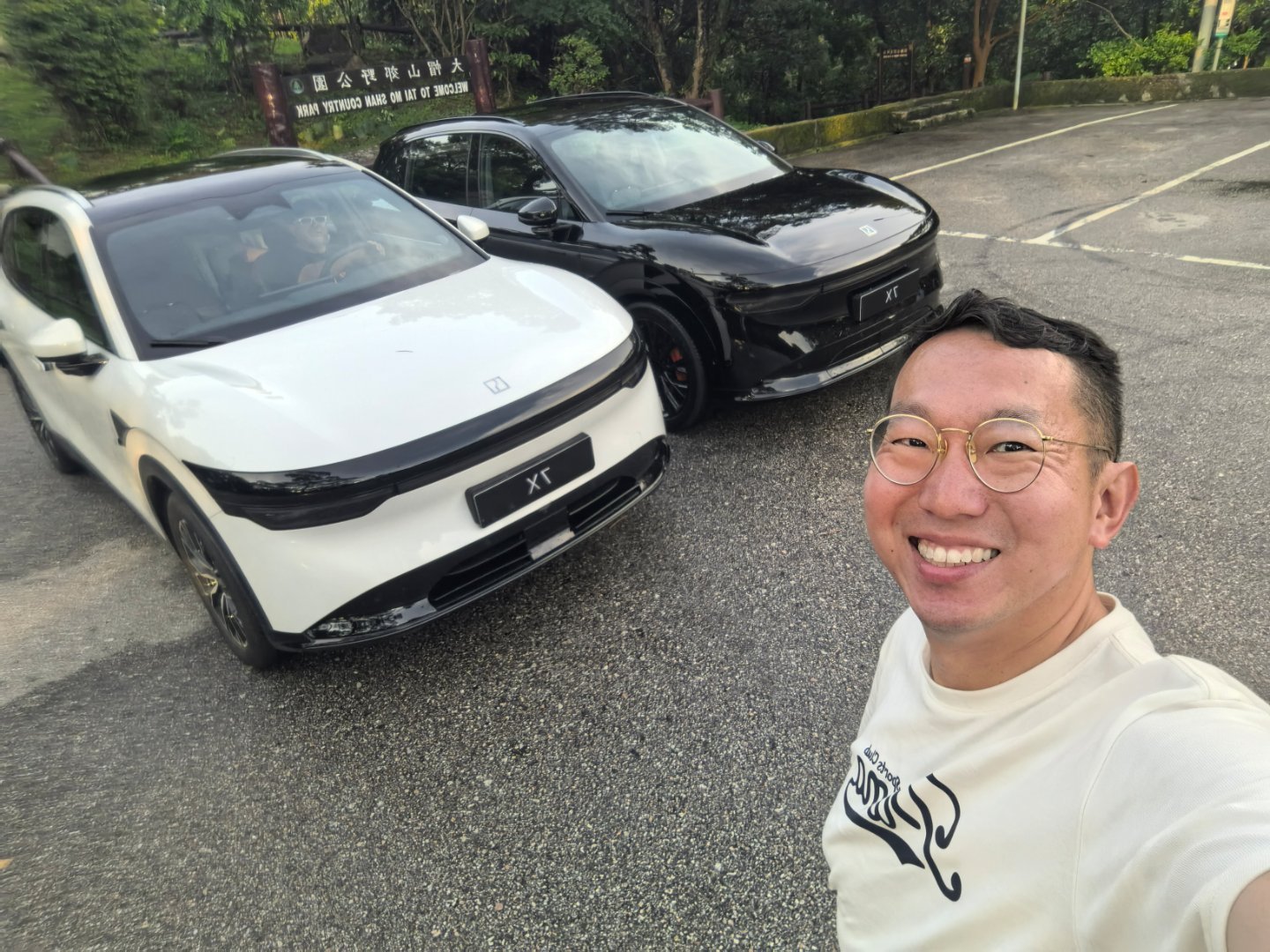 出于好奇，问极氪香港代理（锦龙汽车）借了极氪7X来试一下，还在香港著名的玩车圣地