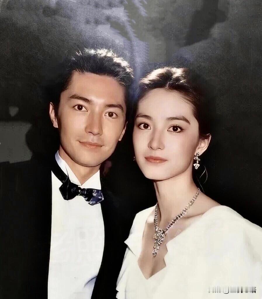 一对璧人，绝代双骄！
尊龙和林青霞的同框照，
直接被颜值暴击！
九十年代的老照片